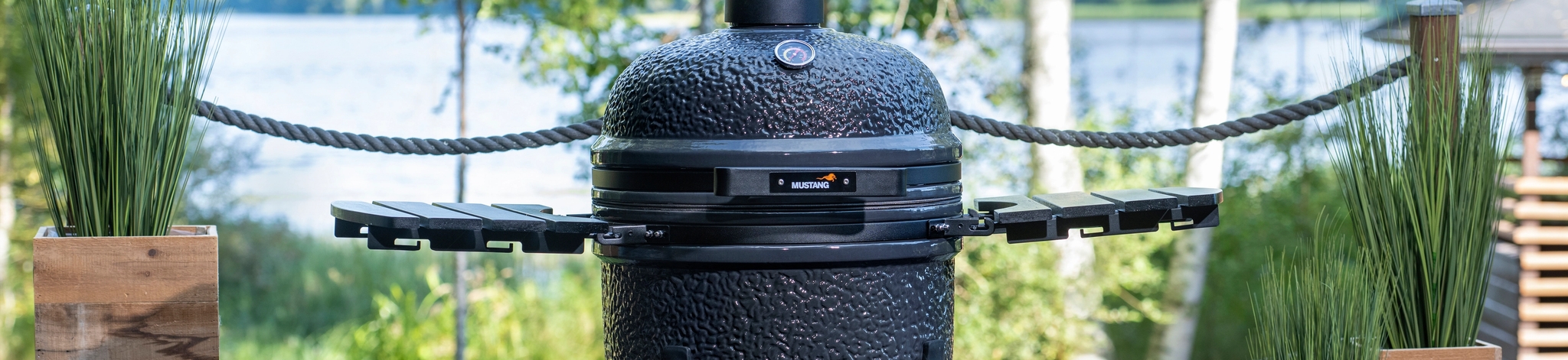 Mustang grill på träaltan med färska kryddor bredvid