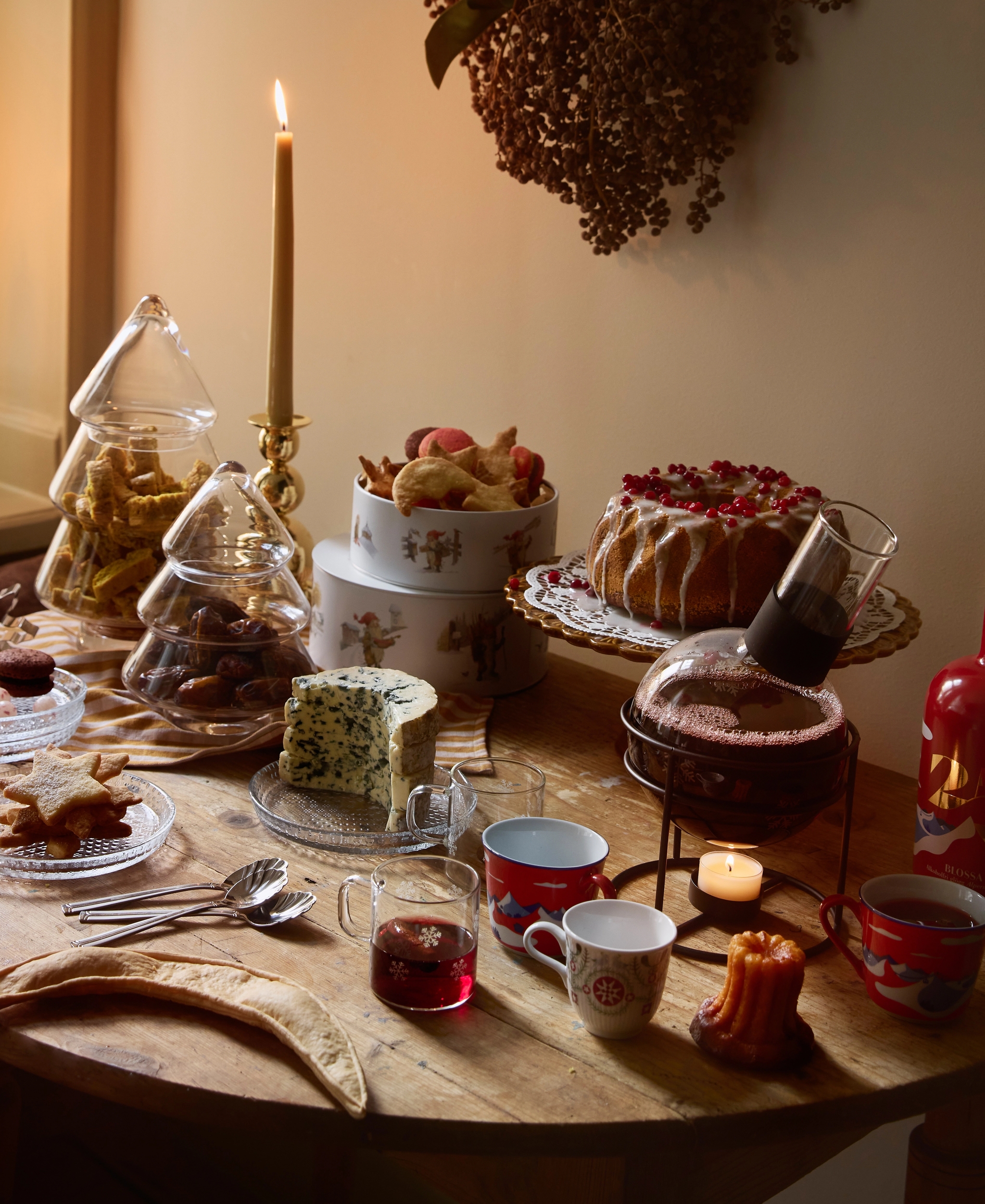 Ett bord med allt för glöggmyset, glögg, ostar, kaka och godis