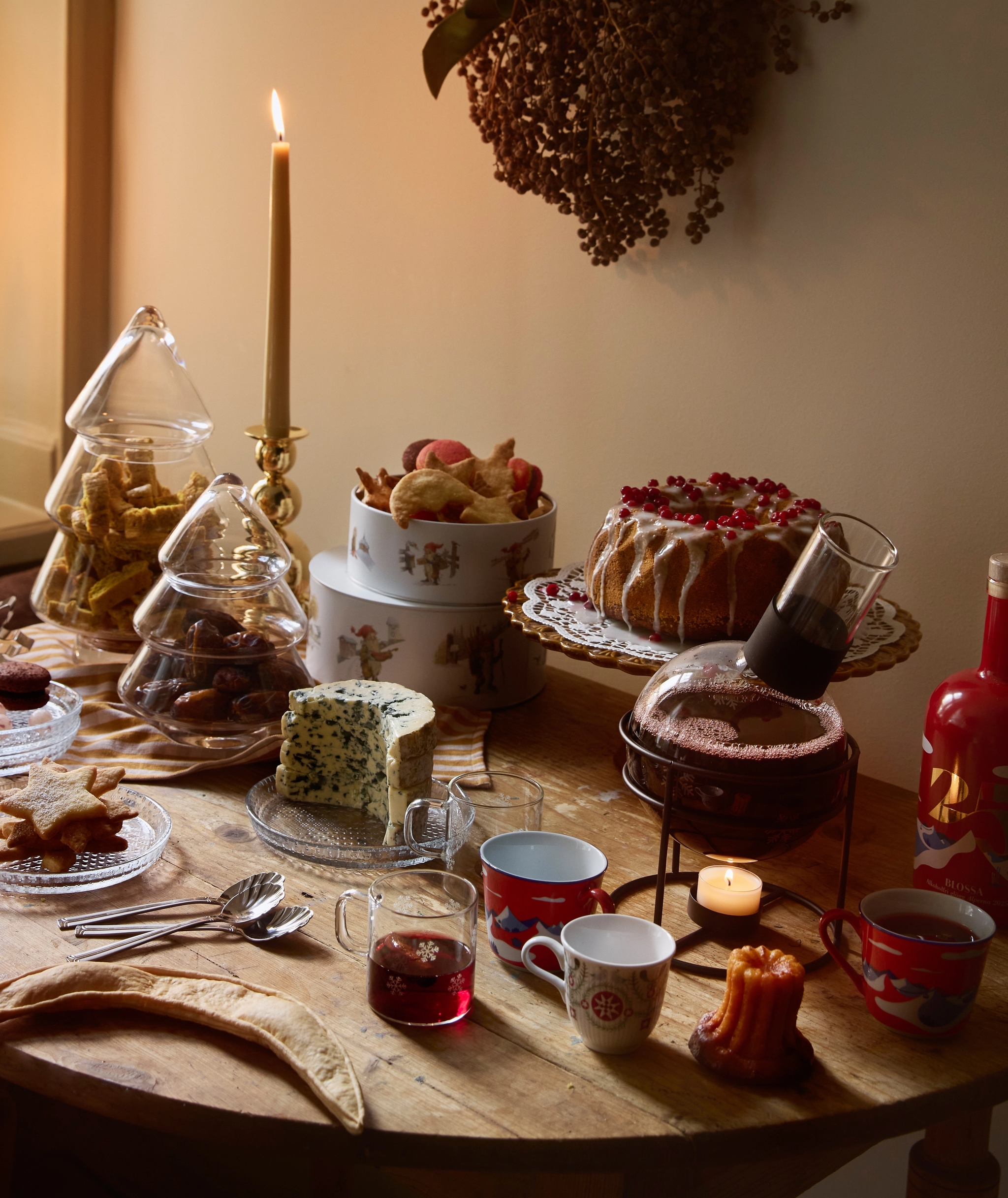 Et bord med alt til gløggkosen, gløgg, oster, kake og godteri