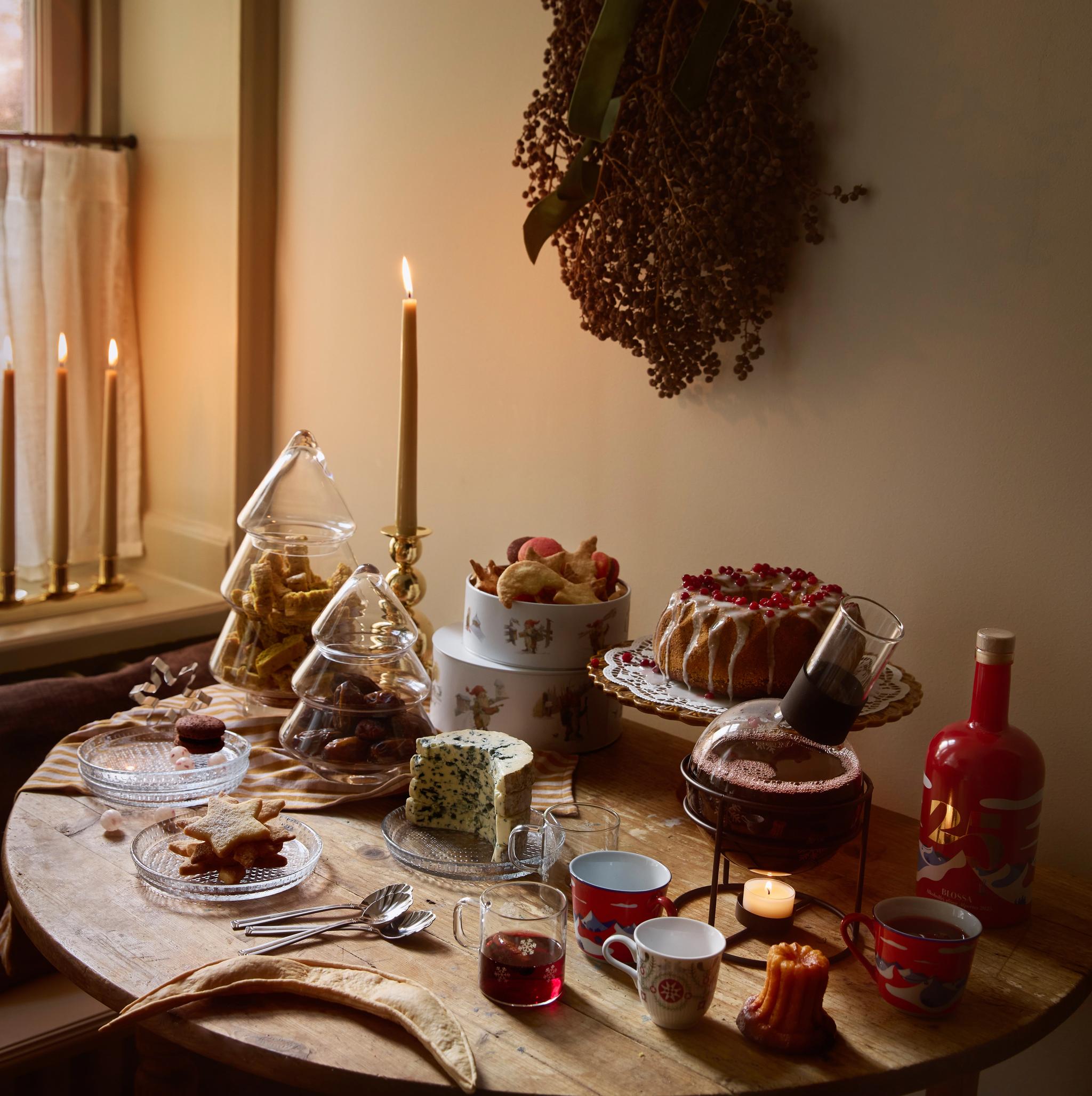 Et bord med alt til gløggkosen, gløgg, oster, kake og godteri