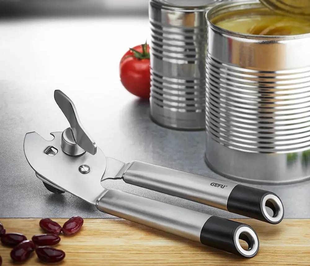 Purkinavaaja leikkuulaudalla avatun peltipurkin vieressä