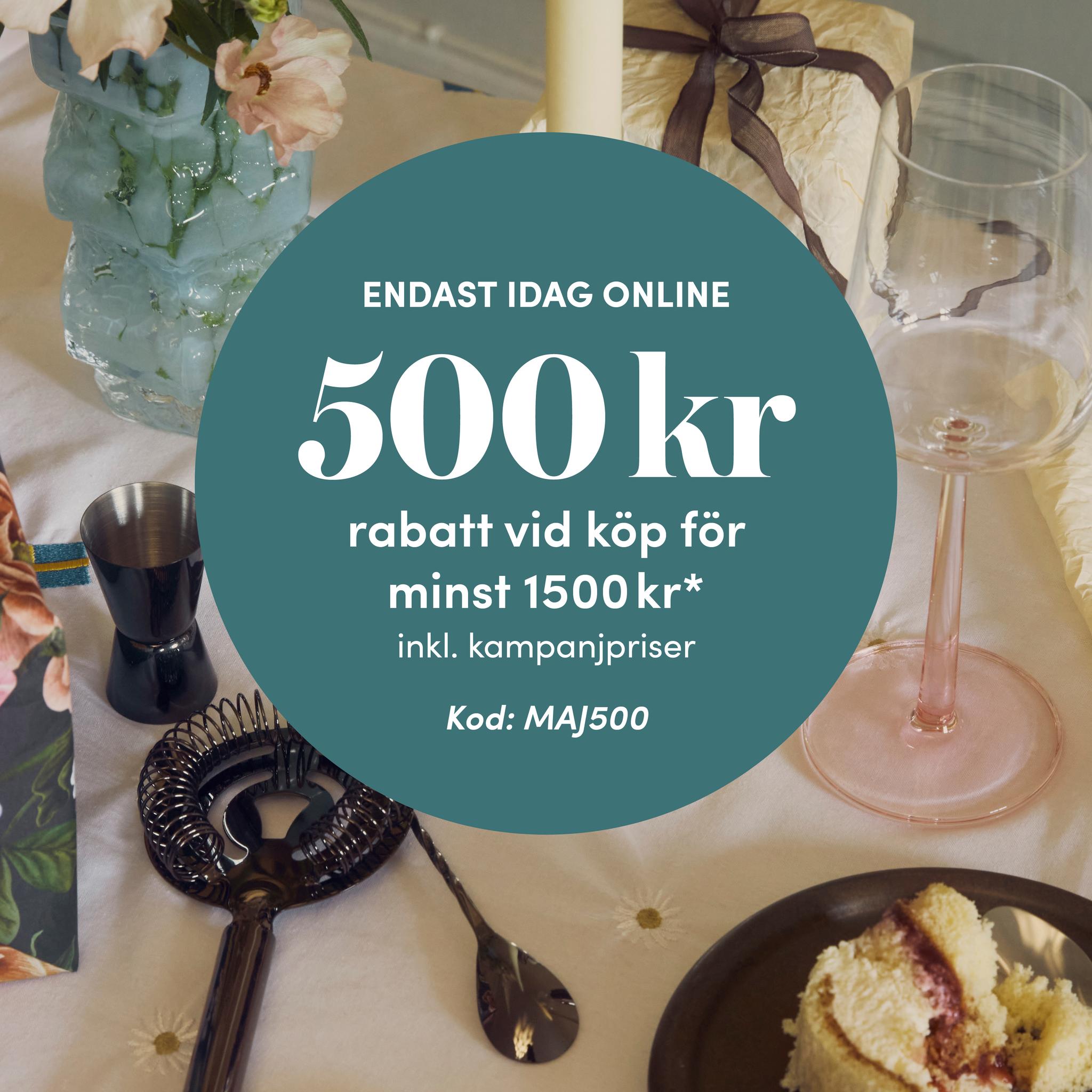 Kampanjbild med dukat bord och text om 500 kr rabatt vid köp över 1500 kr online med rabattkod MAJ500.