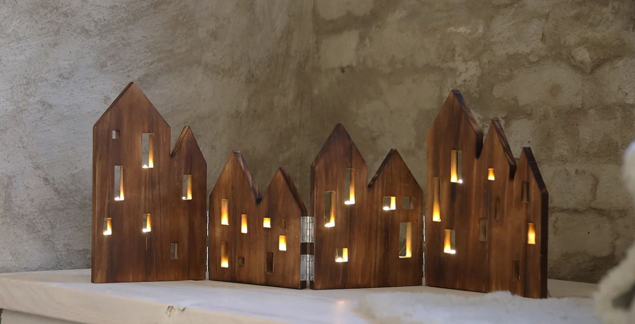 En trästad med LED-belysning som juldekoration