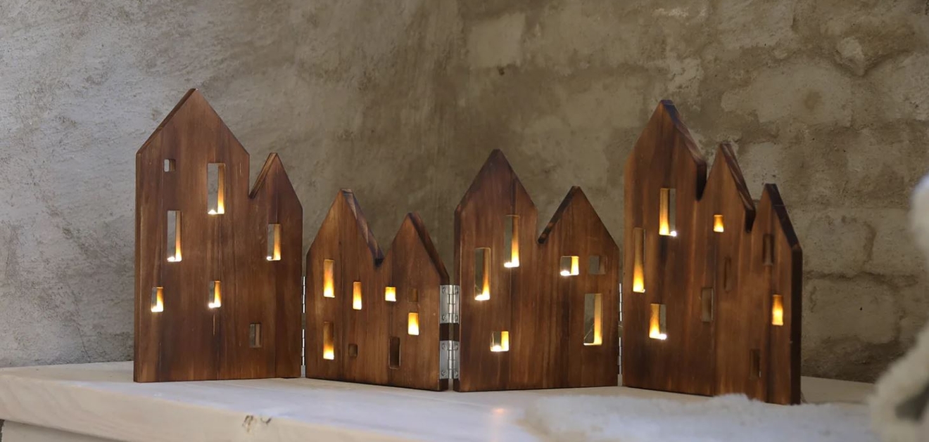 En trästad med LED-belysning som juldekoration