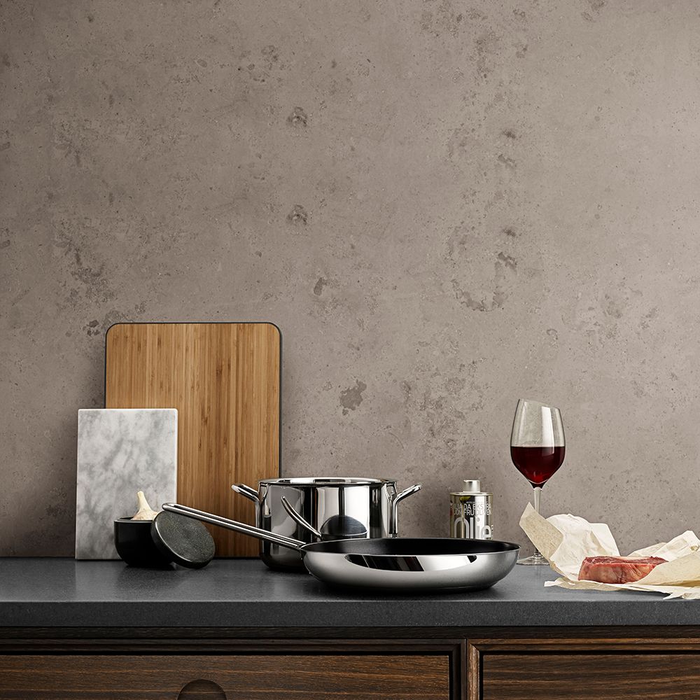 rostfria stekpannor på en bänk