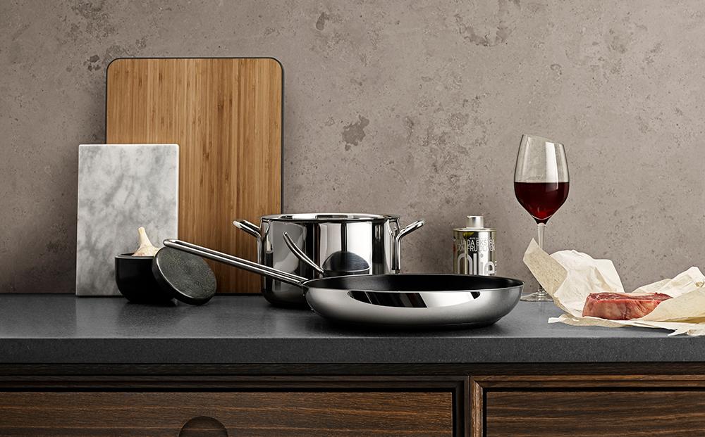 rostfria stekpannor på en bänk