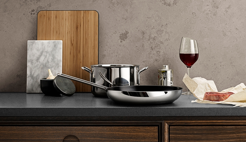 rostfria stekpannor på en bänk