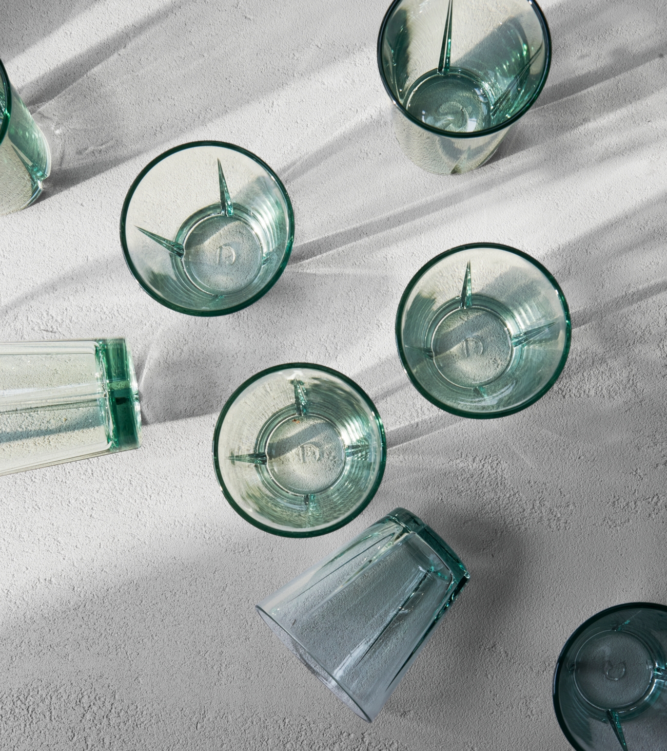 Gröna glas på betongskiva