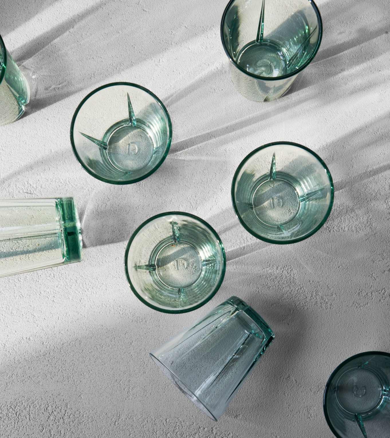 Gröna glas på betongskiva