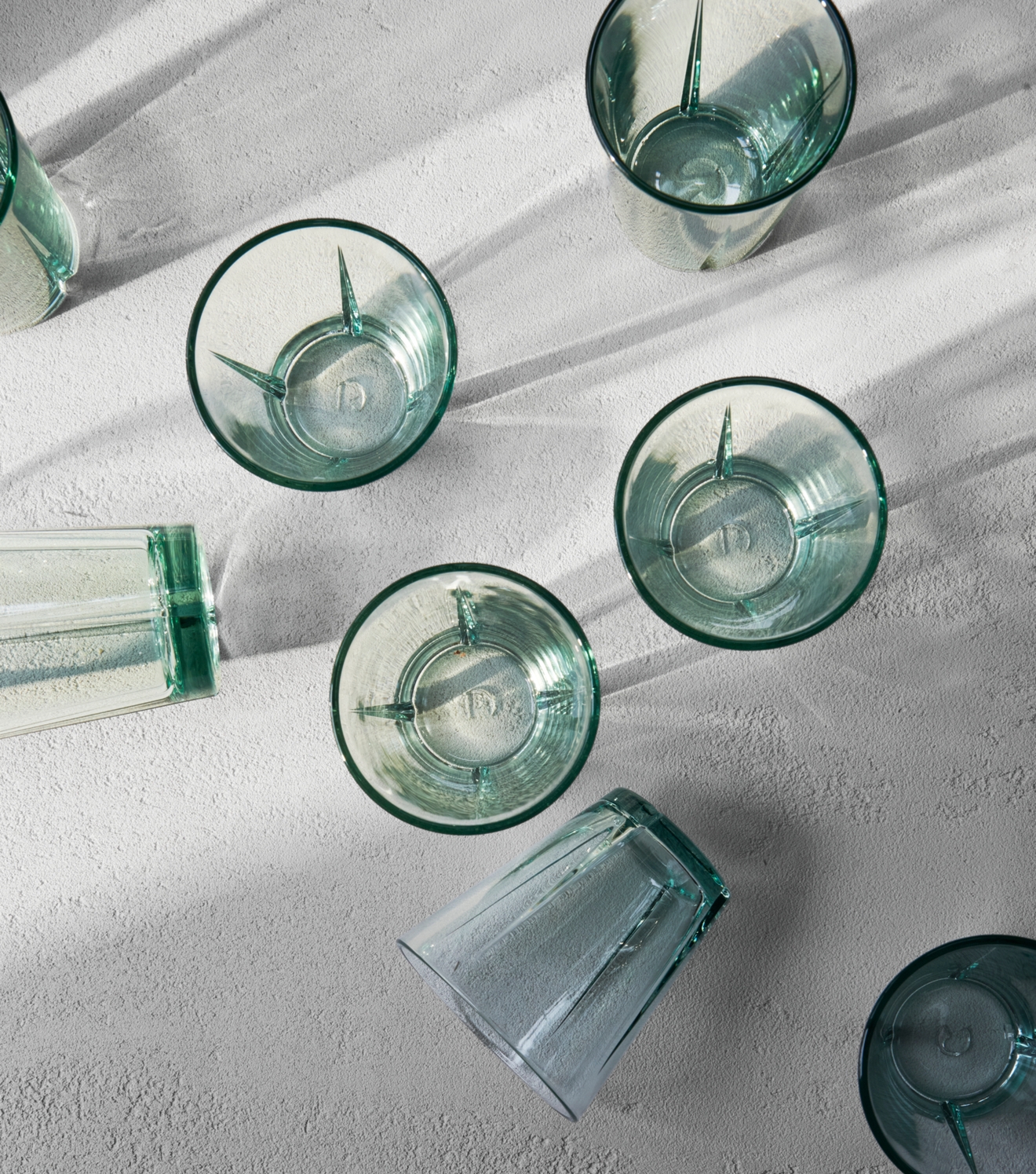 Gröna glas på betonggolv