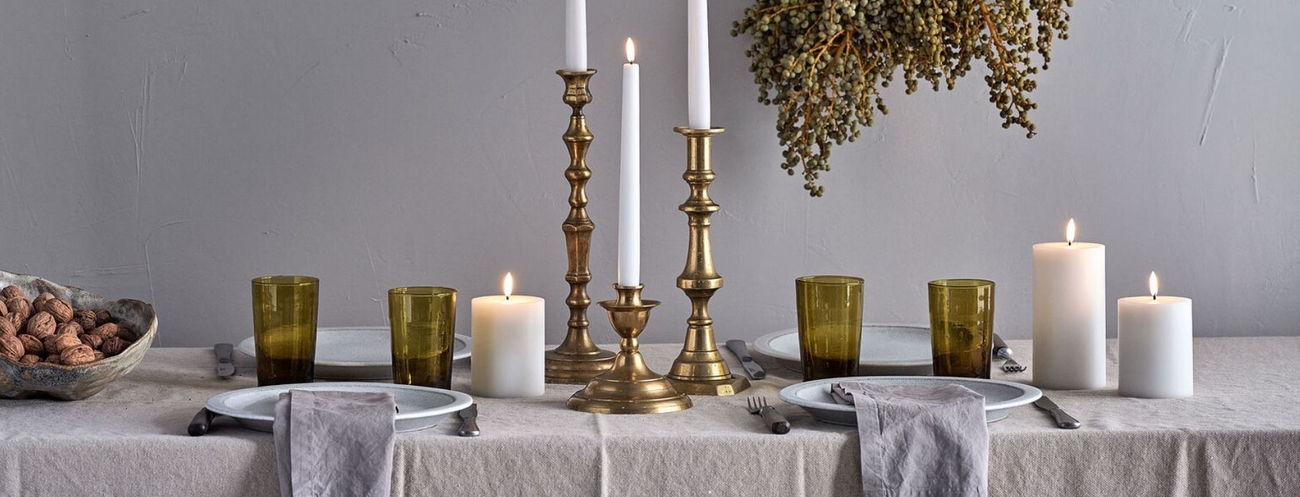 led kynttilät katetulla pöydällä 