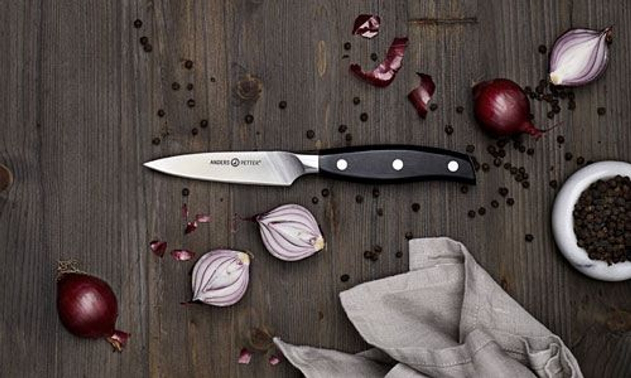 Kuorimaveitset & Yleisveitset - Sipulit ja kuorimaveitsi mustalla kahvalla
