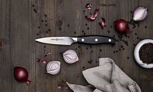 Kuorimaveitset & Yleisveitset - Sipulit ja kuorimaveitsi mustalla kahvalla