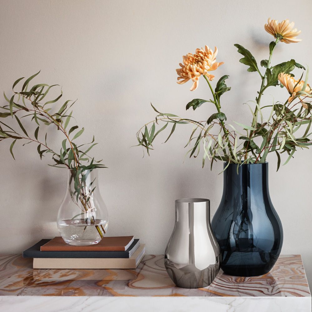 Kolme erikokoista maljakkoa väreissä kirkas sininen ja teräs 