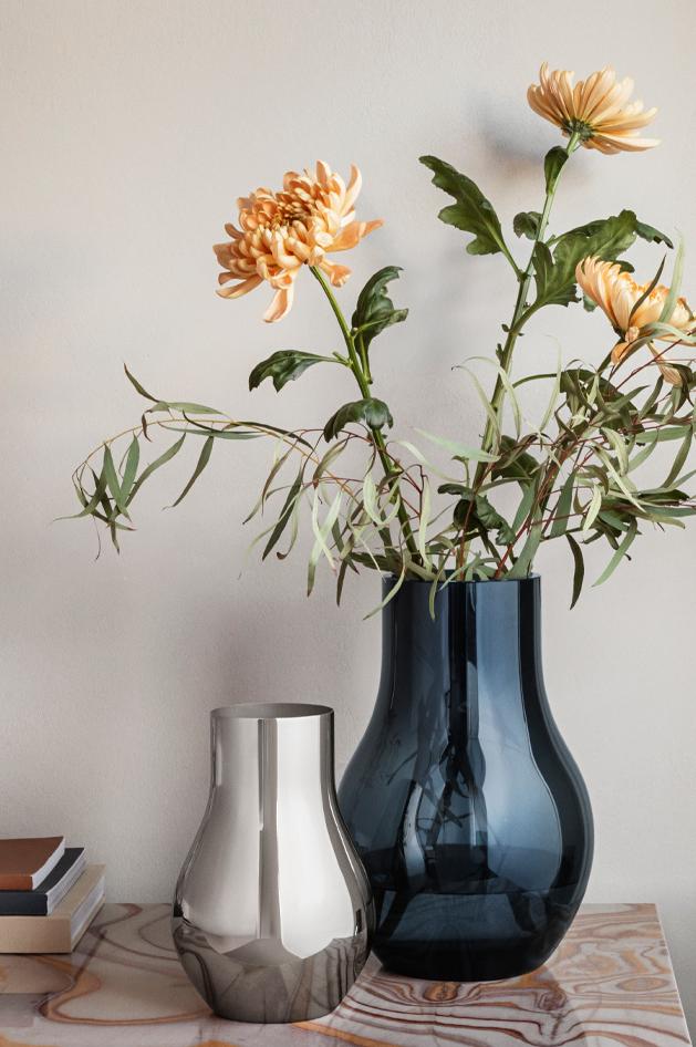 Kolme erikokoista maljakkoa väreissä kirkas sininen ja teräs