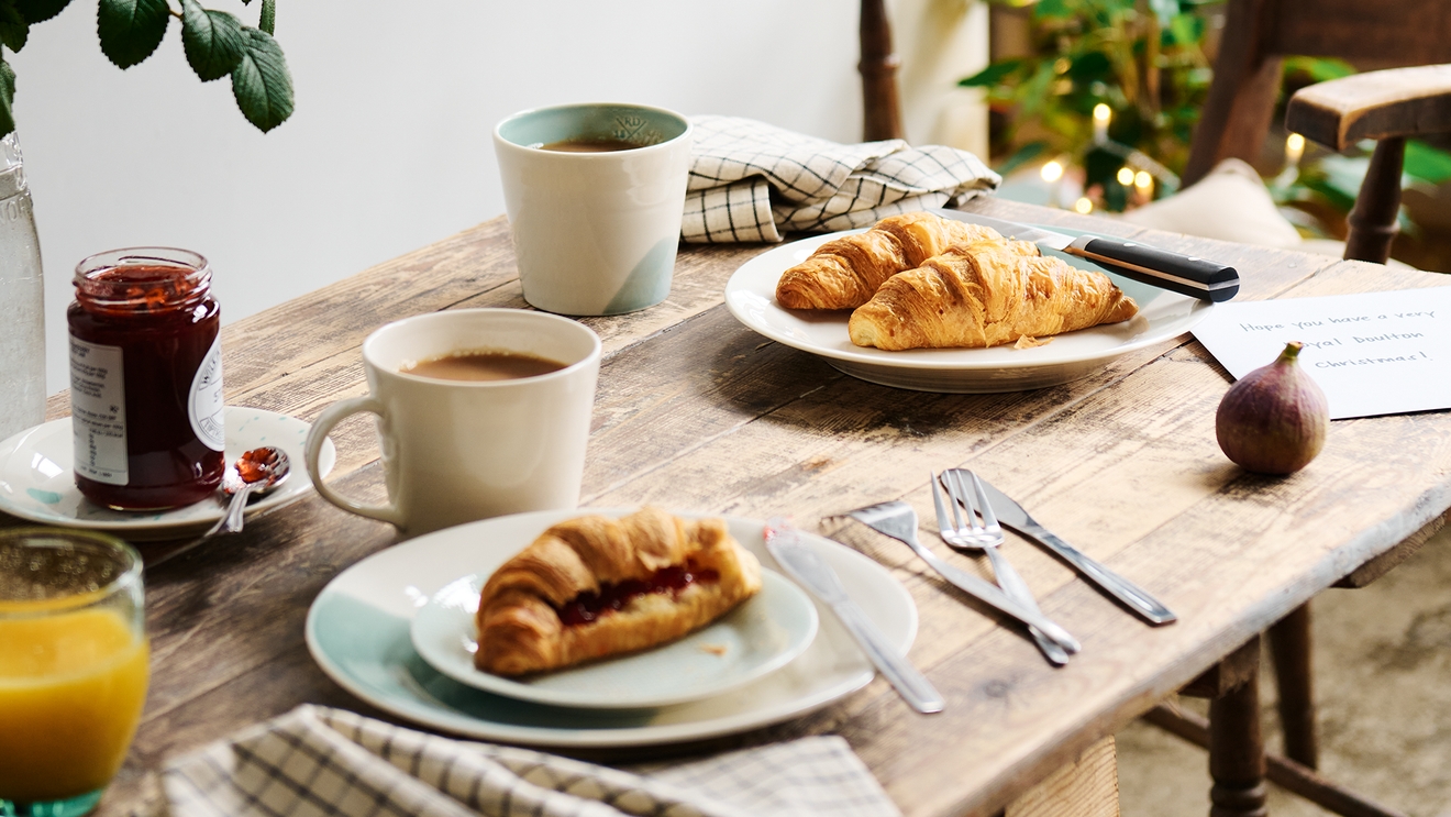Royal Doulton dukning på bord med frukost