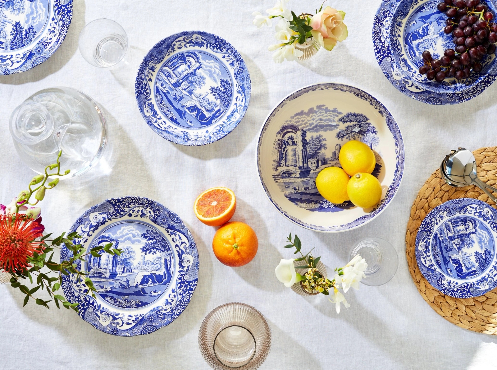 Spode blue italian tallrikar och skålar på matbord