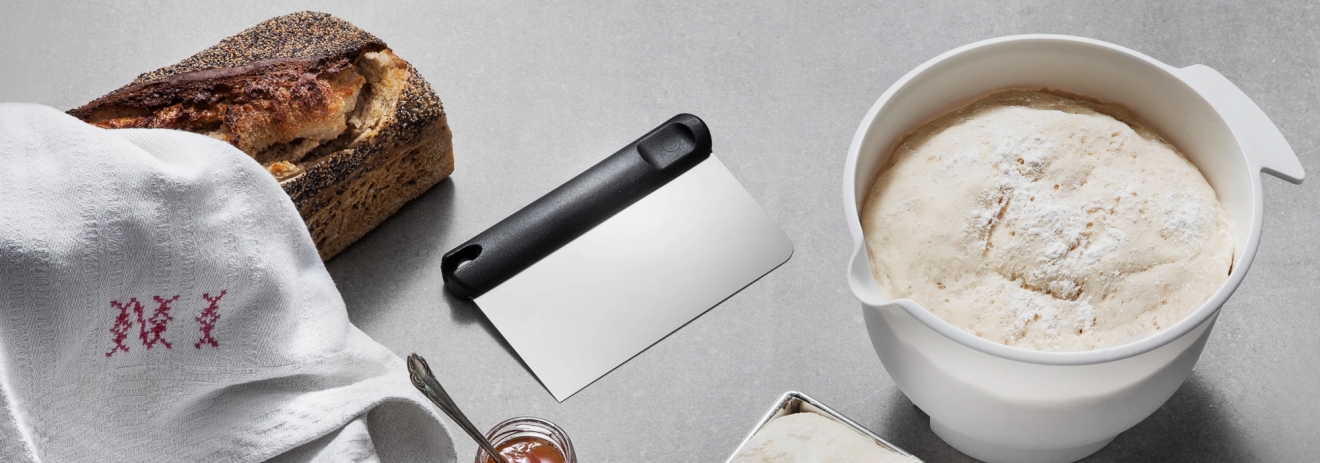 Deigskape og bakebolle med brøddeig