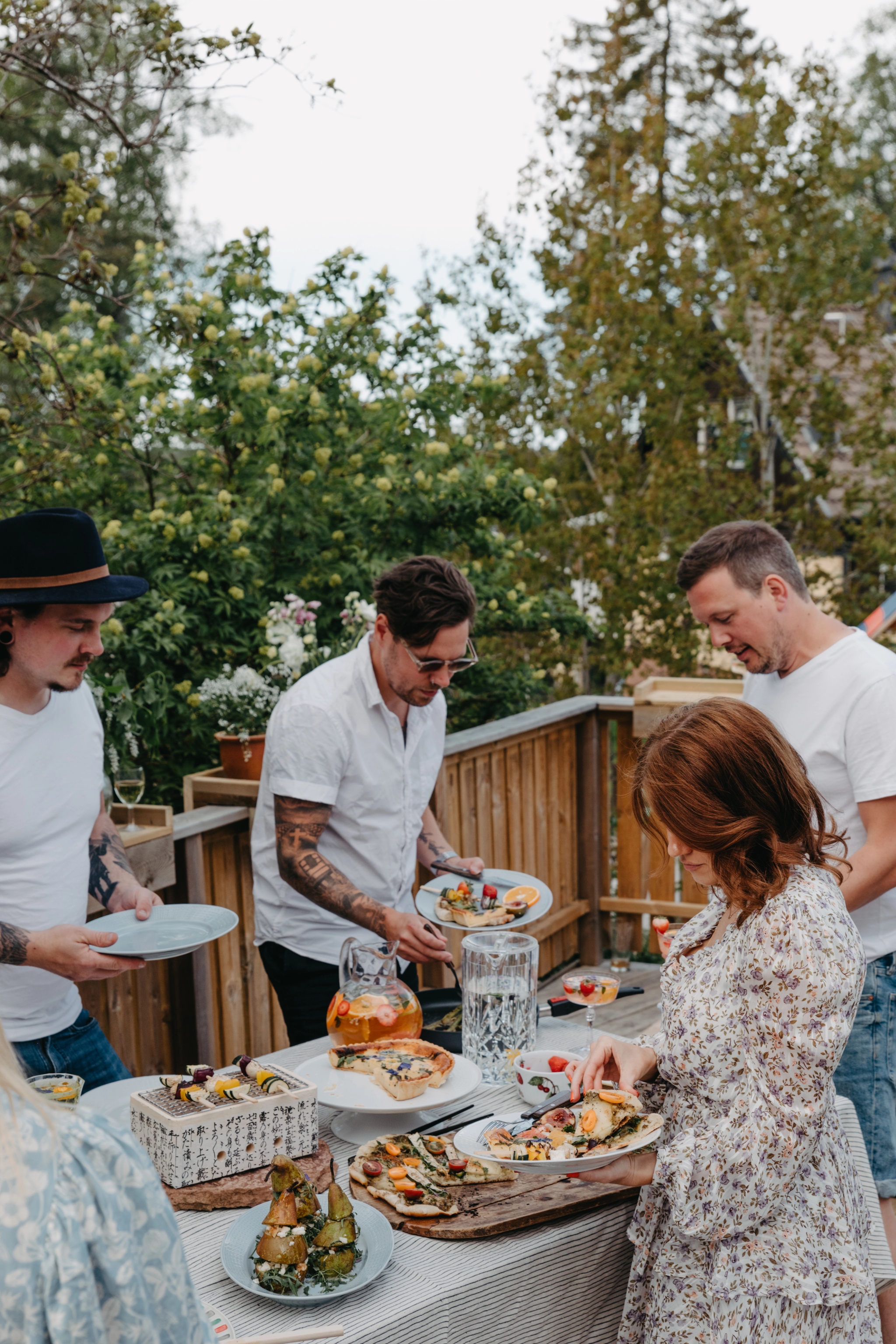 Kesäjuhlat juhlapöydän kattaus tarjoiluastiat