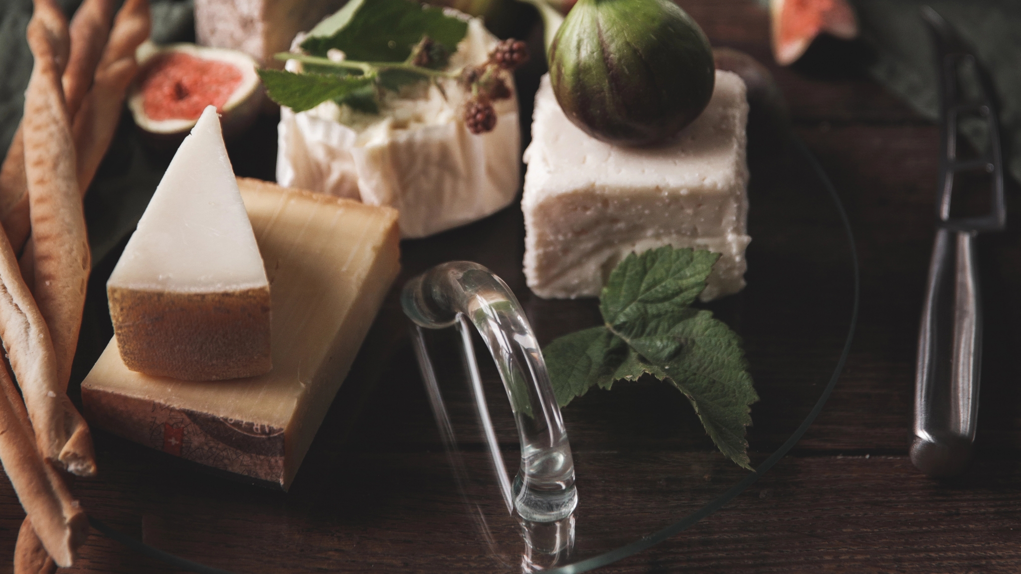 Dorre glasskålar med glasdessert och blåbär och mynta  