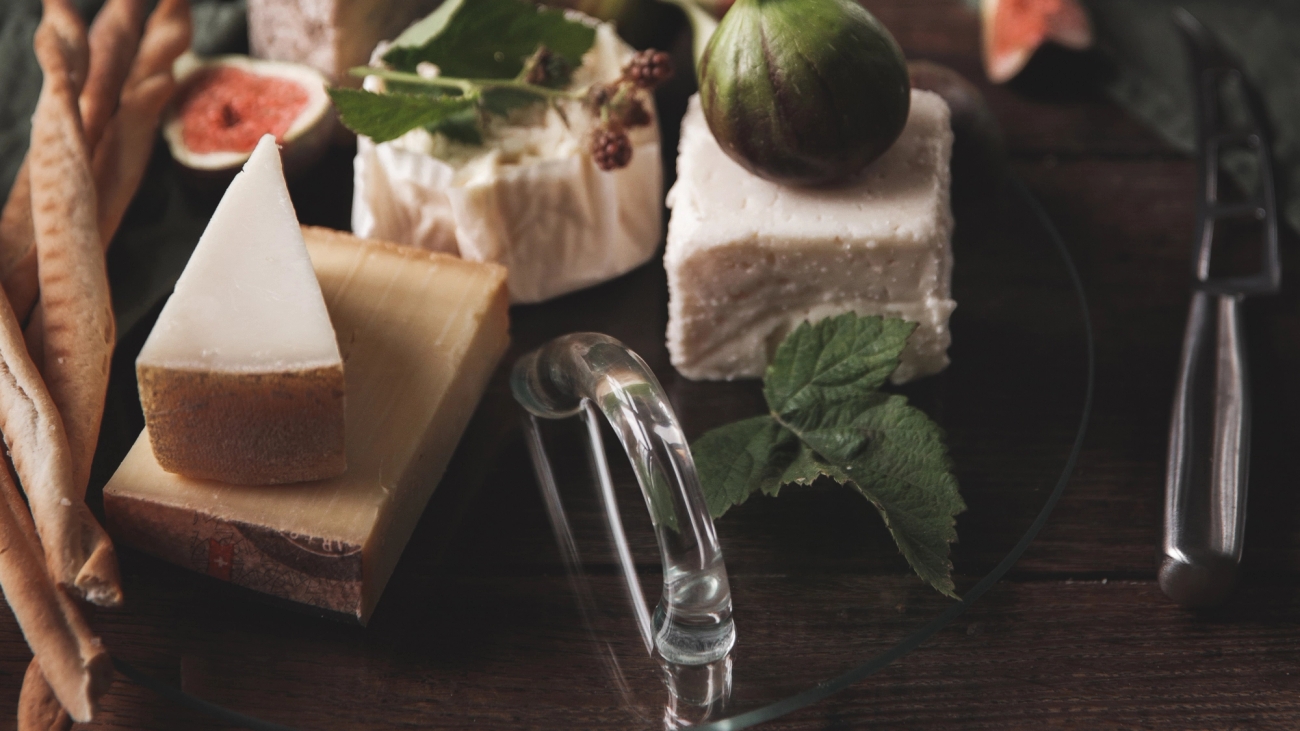 Dorre glasskålar med glasdessert och blåbär och mynta