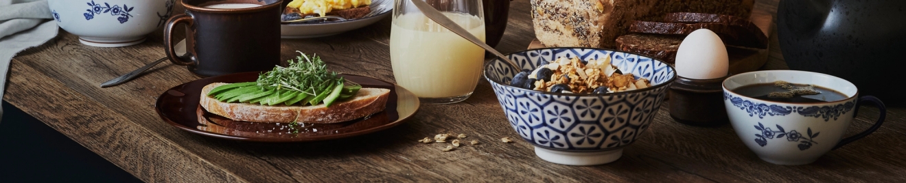 Tokyo Design Studio astiat sinivalkoset kulhot aamiainen pöydän kattaus