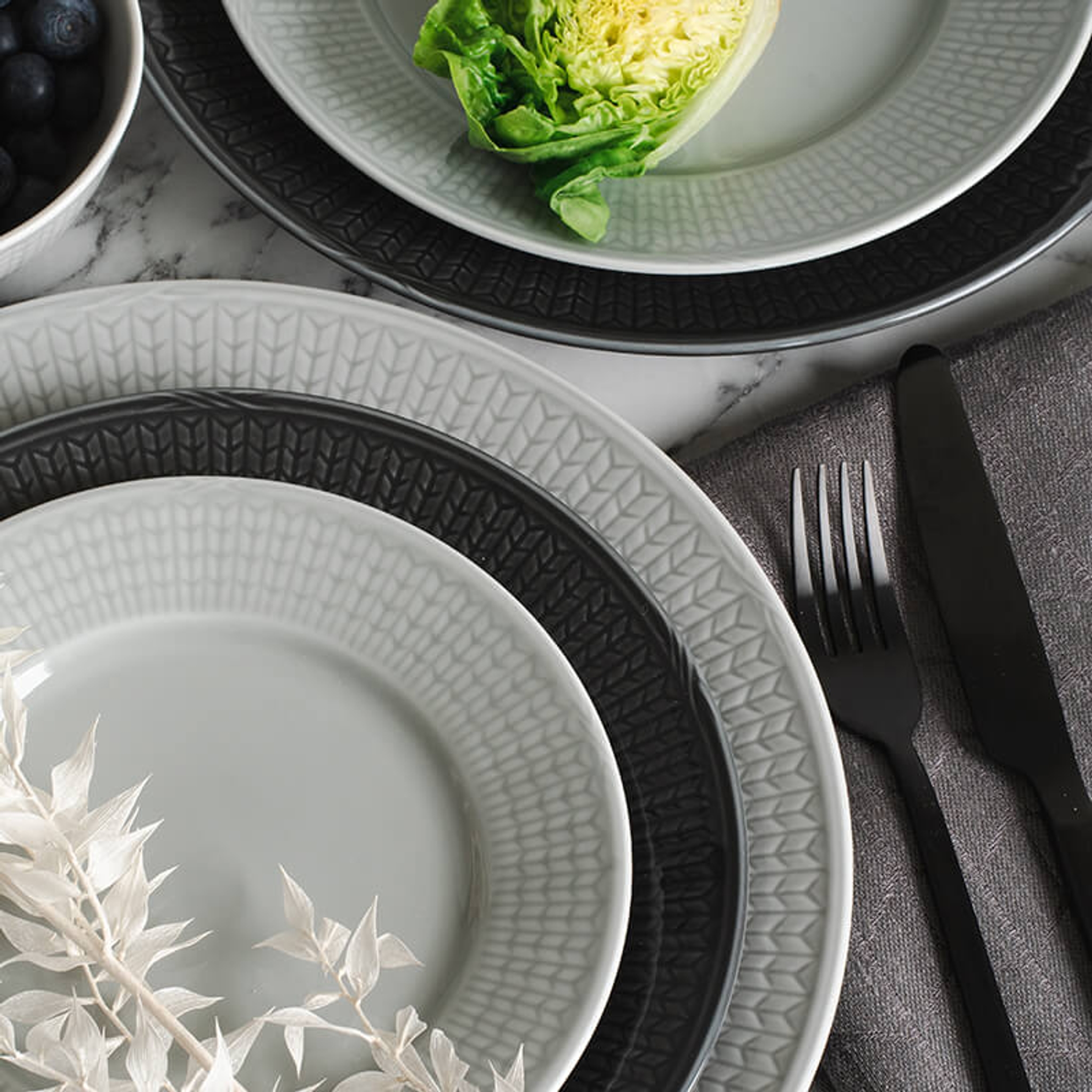Tallrikar och assietter från Swedish Grace i färgen sten och dimma