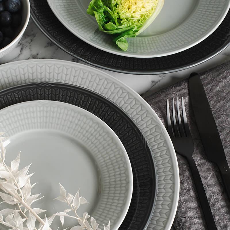 Tallrikar och assietter från Swedish Grace i färgen sten och dimma