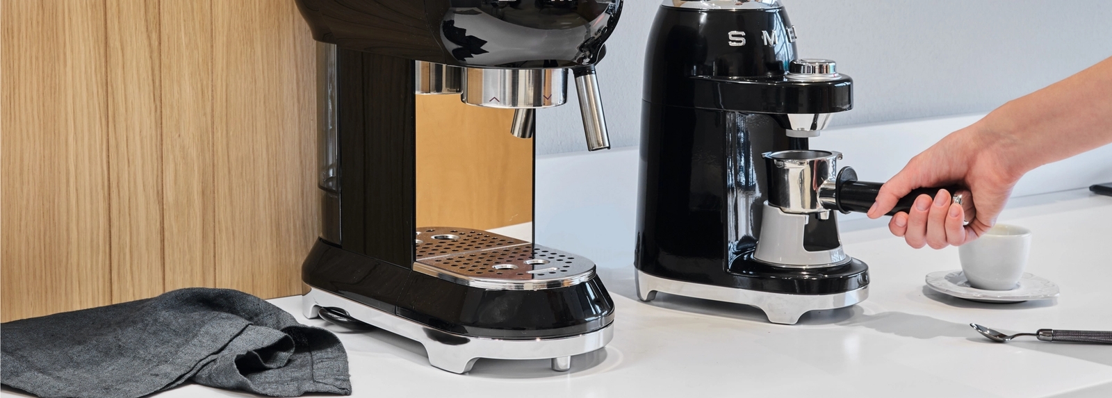 Espressomaskin i silver med grön Swedish Grace mugg