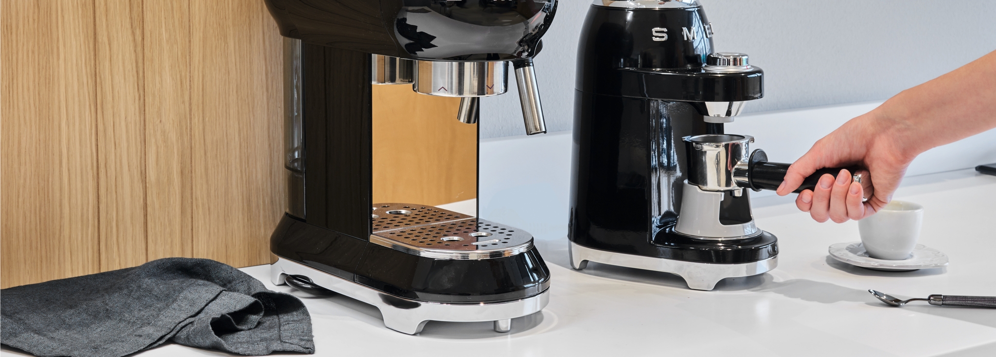 Espressomaskin i silver med grön Swedish Grace mugg
