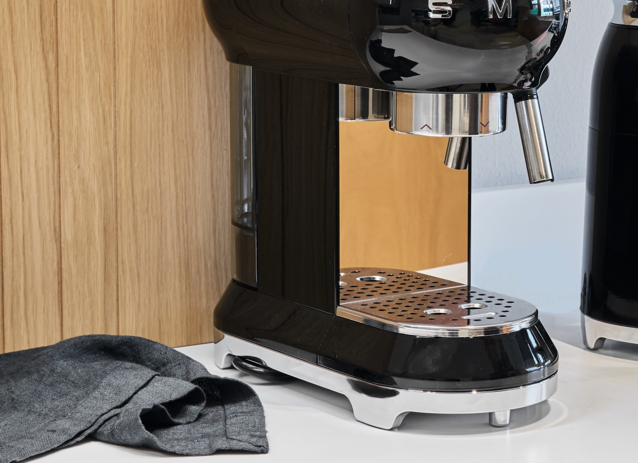 Espressomaskin i silver med grön Swedish Grace mugg