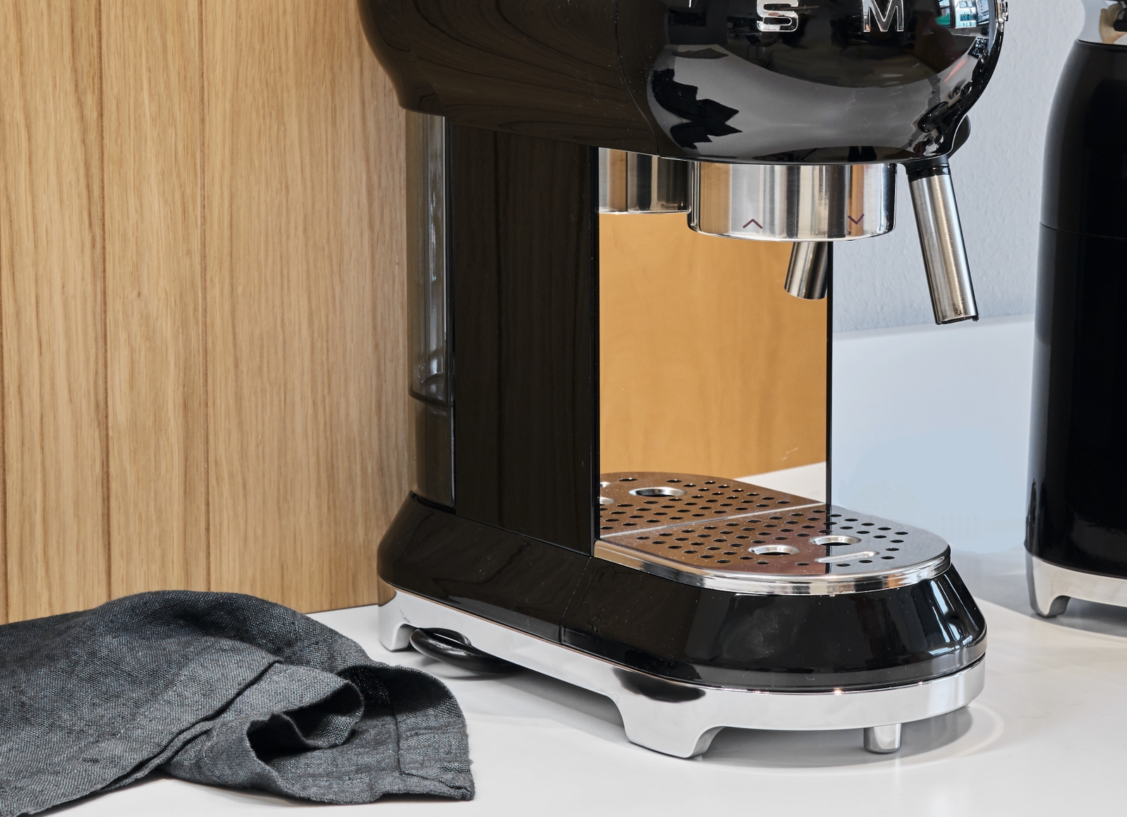 Espressomaskin i silver med grön Swedish Grace mugg