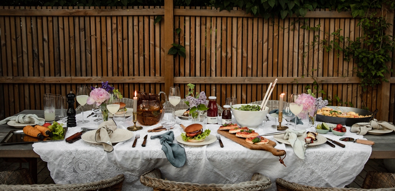 Grillfest! Et fint dekket bord med masse godt fra grillen.