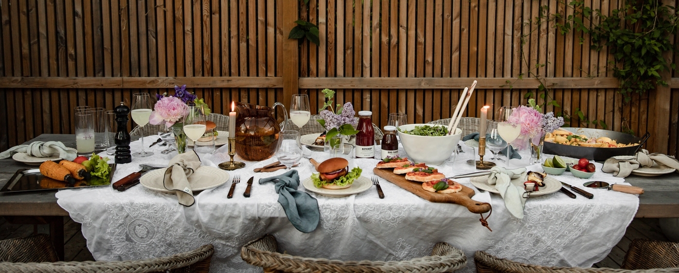 Grillfest! Ett uppdukat bord med godsaker från grillen.