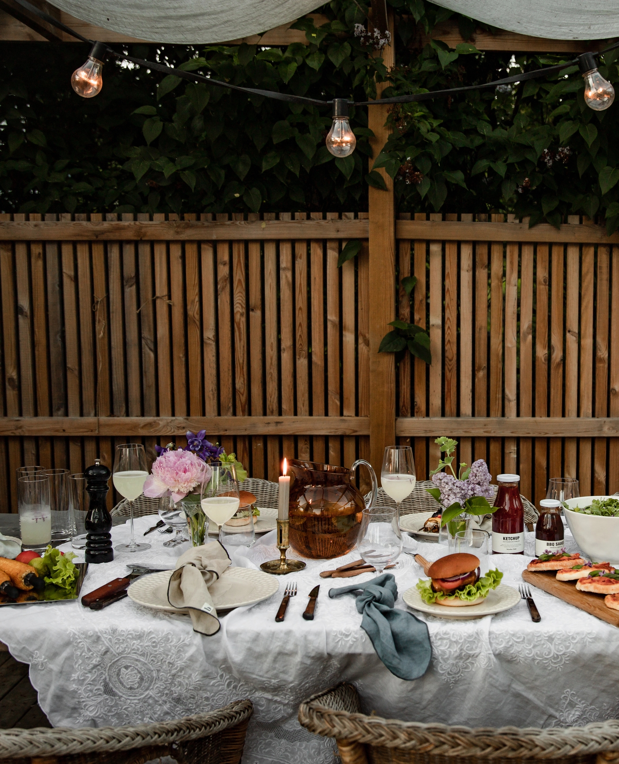 grillijuhlat pöytä täynnä ruokaa ulkona puutarhassa