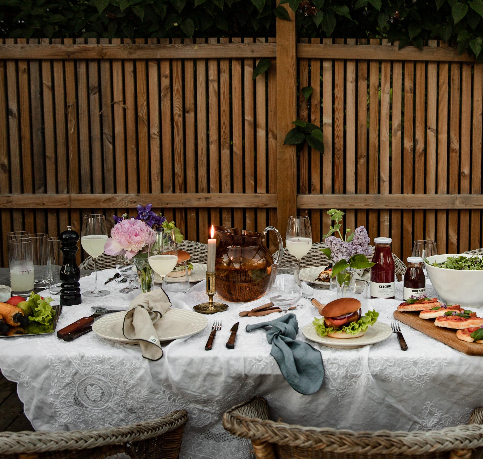 grillijuhlat pöytä täynnä ruokaa ulkona puutarhassa
