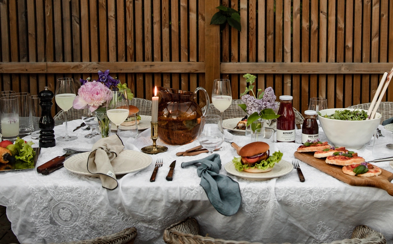 Grillfest! Ett uppdukat bord med godsaker från grillen.