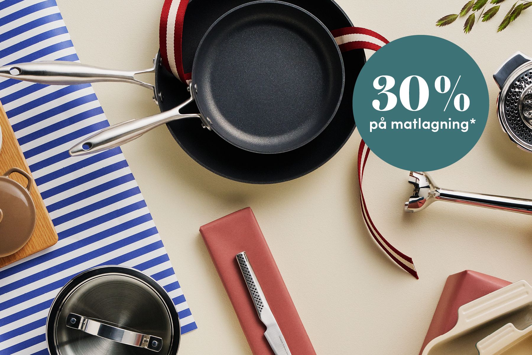 Köksredskap och stekpannor arrangerade på ett bord med text som visar 30 % rabatt på matlagning.