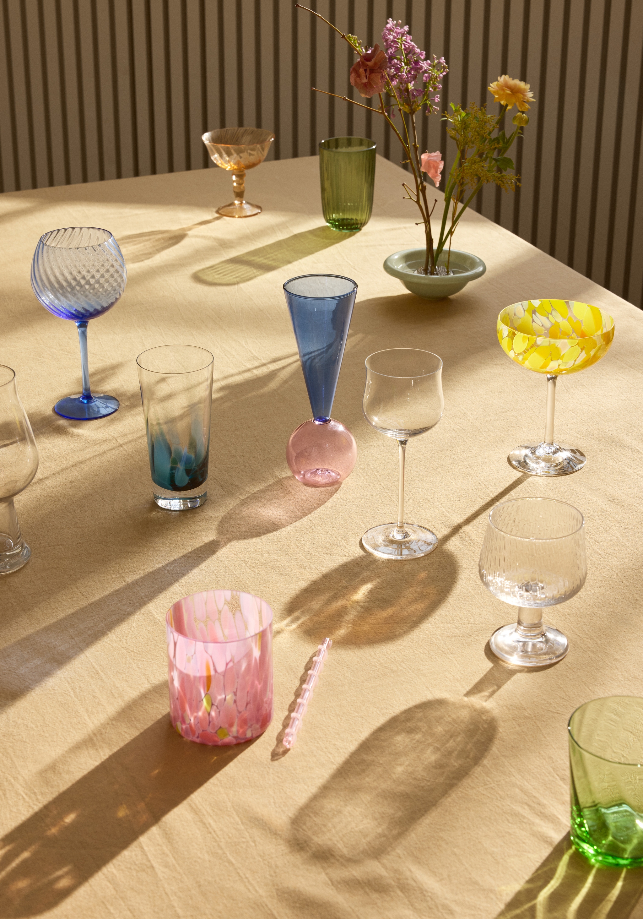Färgglad påskdukning med glas
