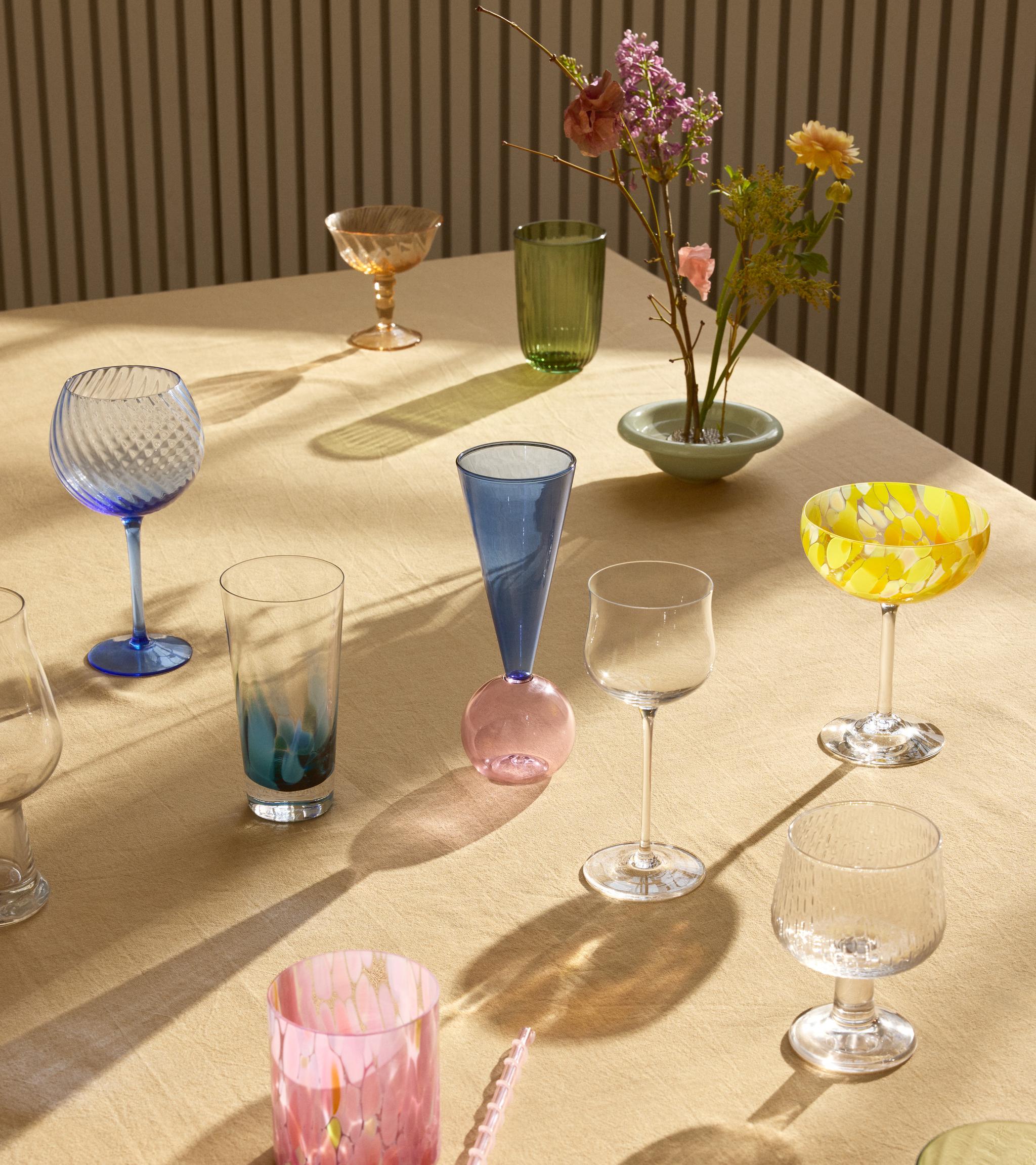 Färgglad påskdukning med glas