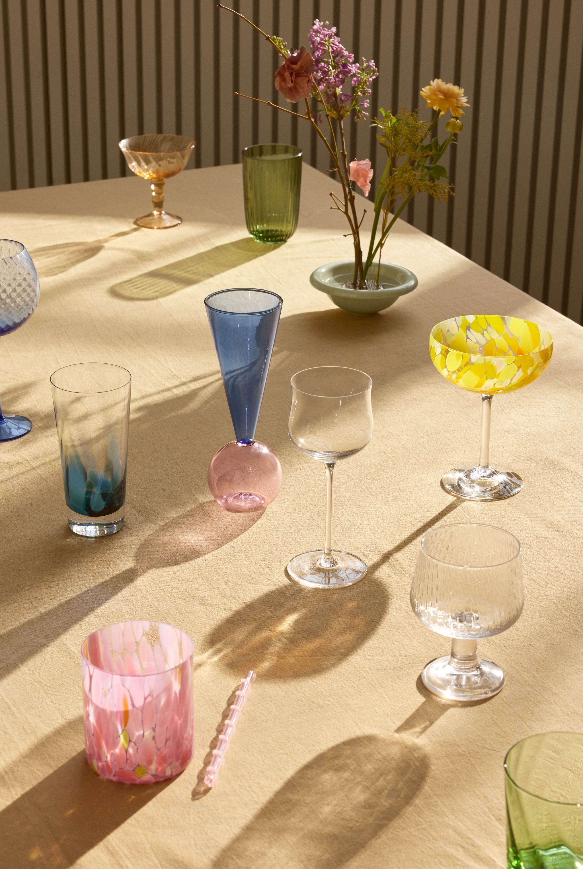 Färgglad påskdukning med glas