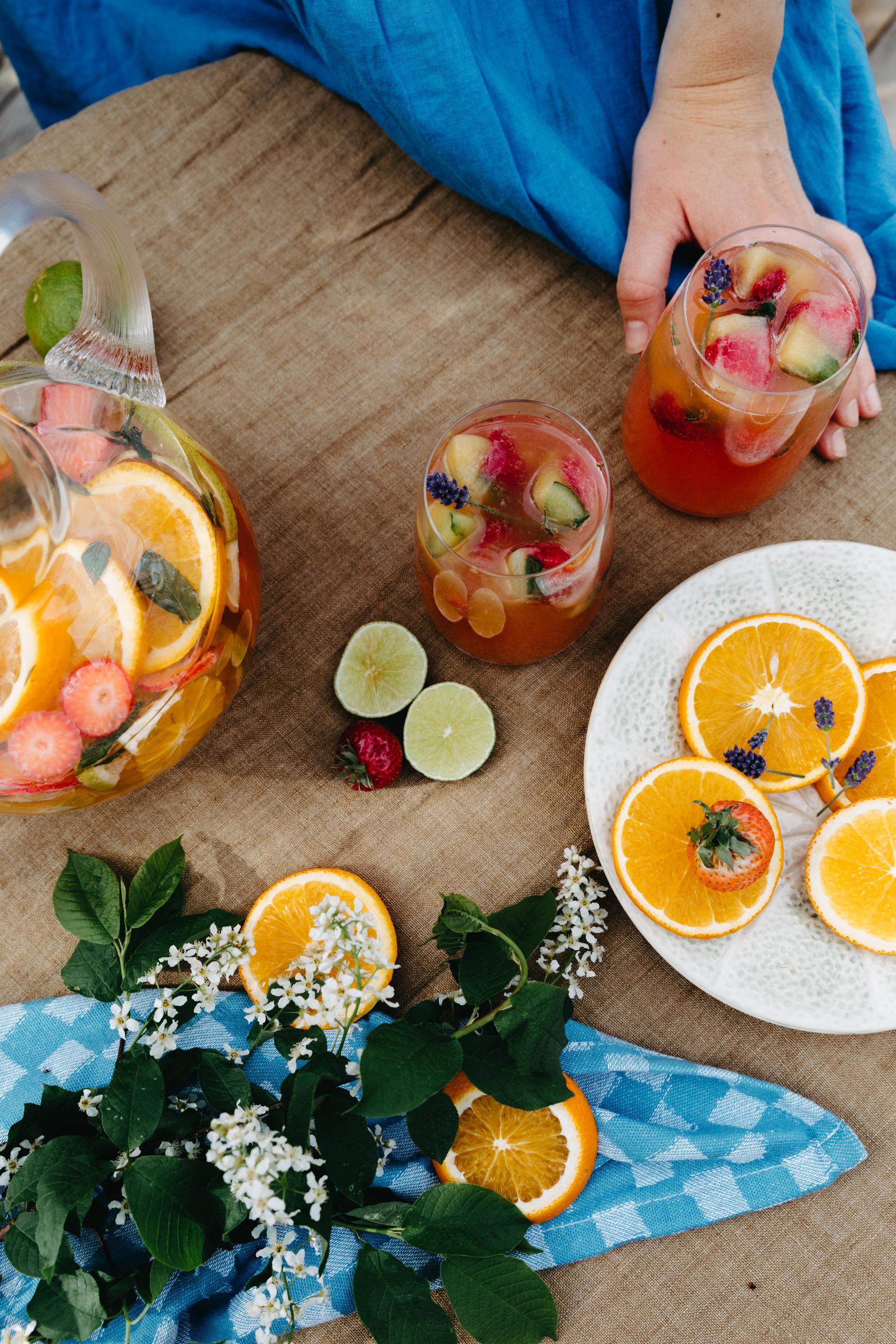 alkoholiton mimosa appelsiinin kera karahvissa