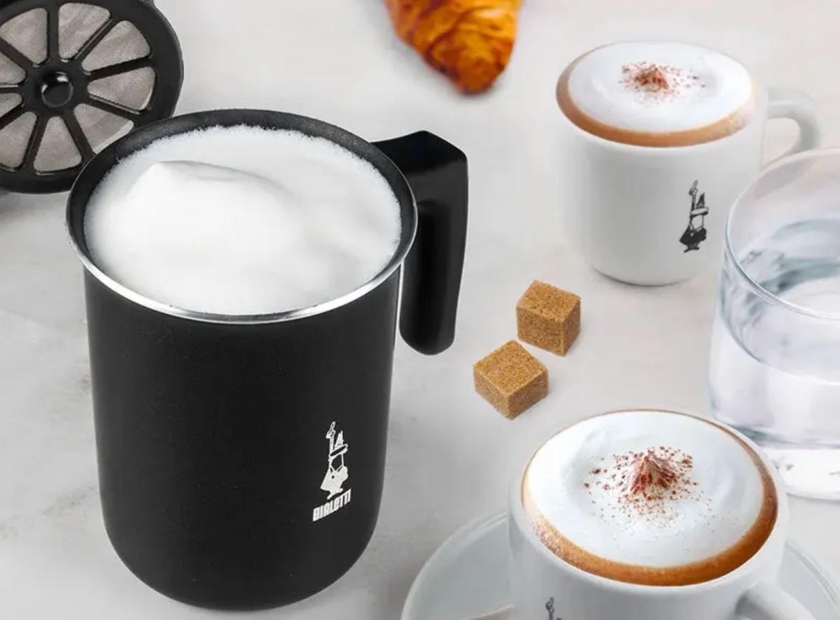 Bialetti mjölkskummare med skummad mjölk i