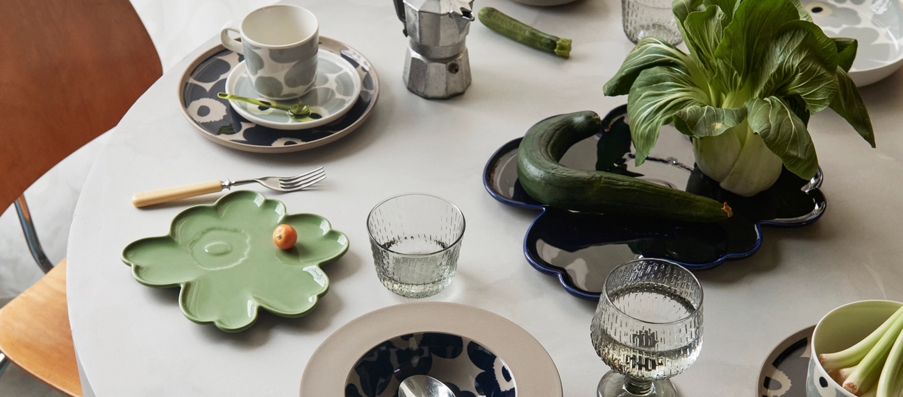 Marimekko Unikko mukit ja lautaset ruokapöydällä