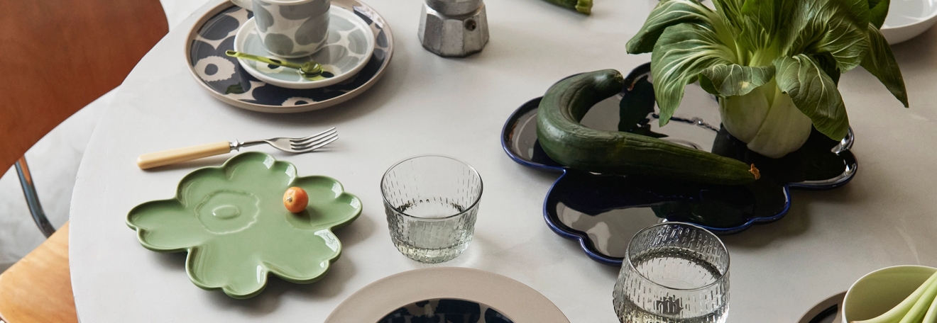 Marimekko Unikko mukit ja lautaset ruokapöydällä
