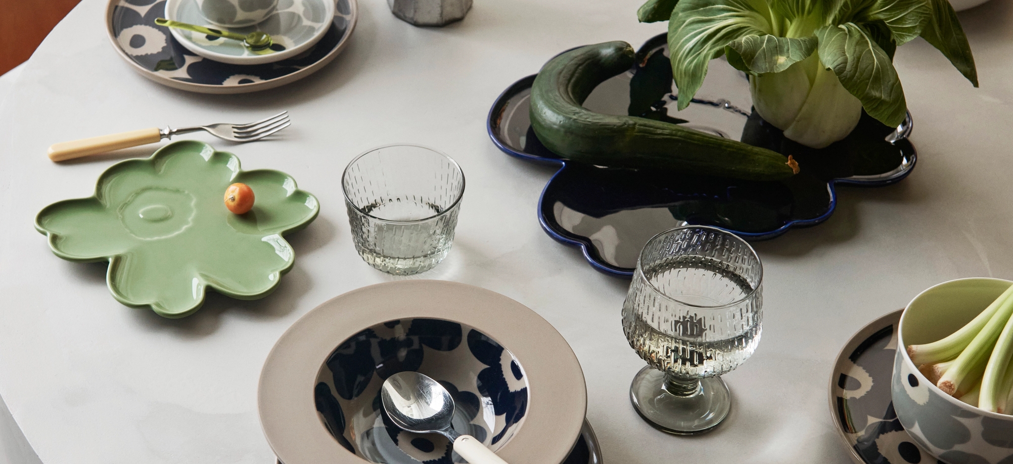 Marimekko Unikko mukit ja lautaset ruokapöydällä