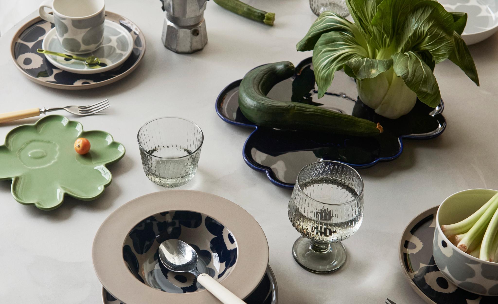 Marimekko Unikko mukit ja lautaset ruokapöydällä