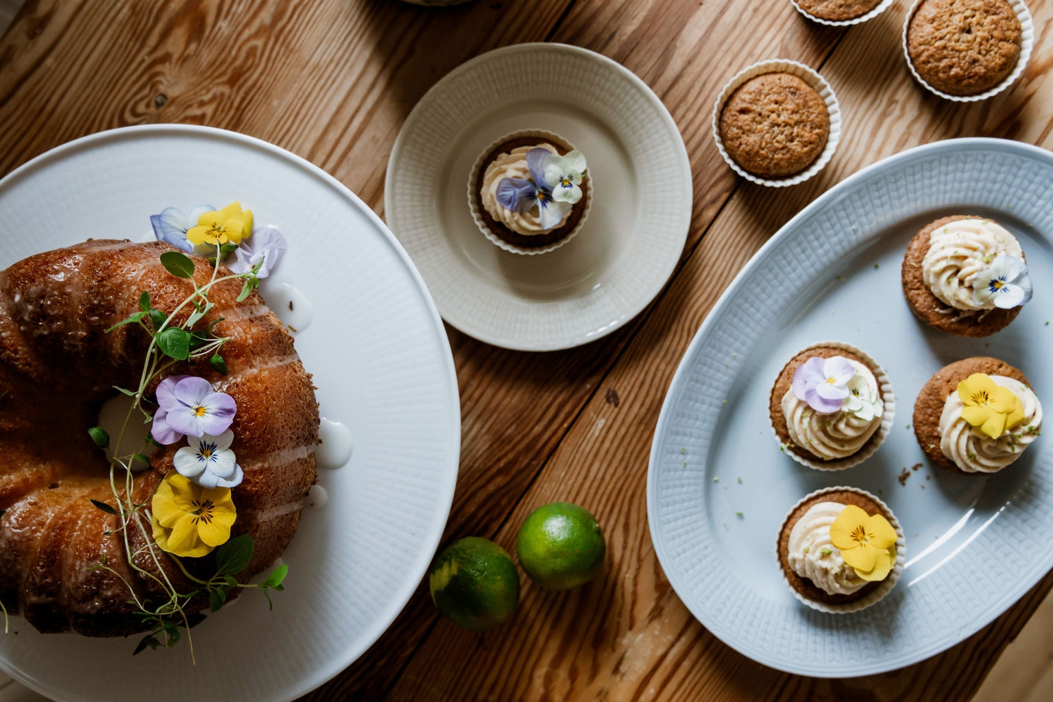 airfryer silikonivuoka sokerikakku ja muffinsit tarjoiluastialla kahvipöydässä