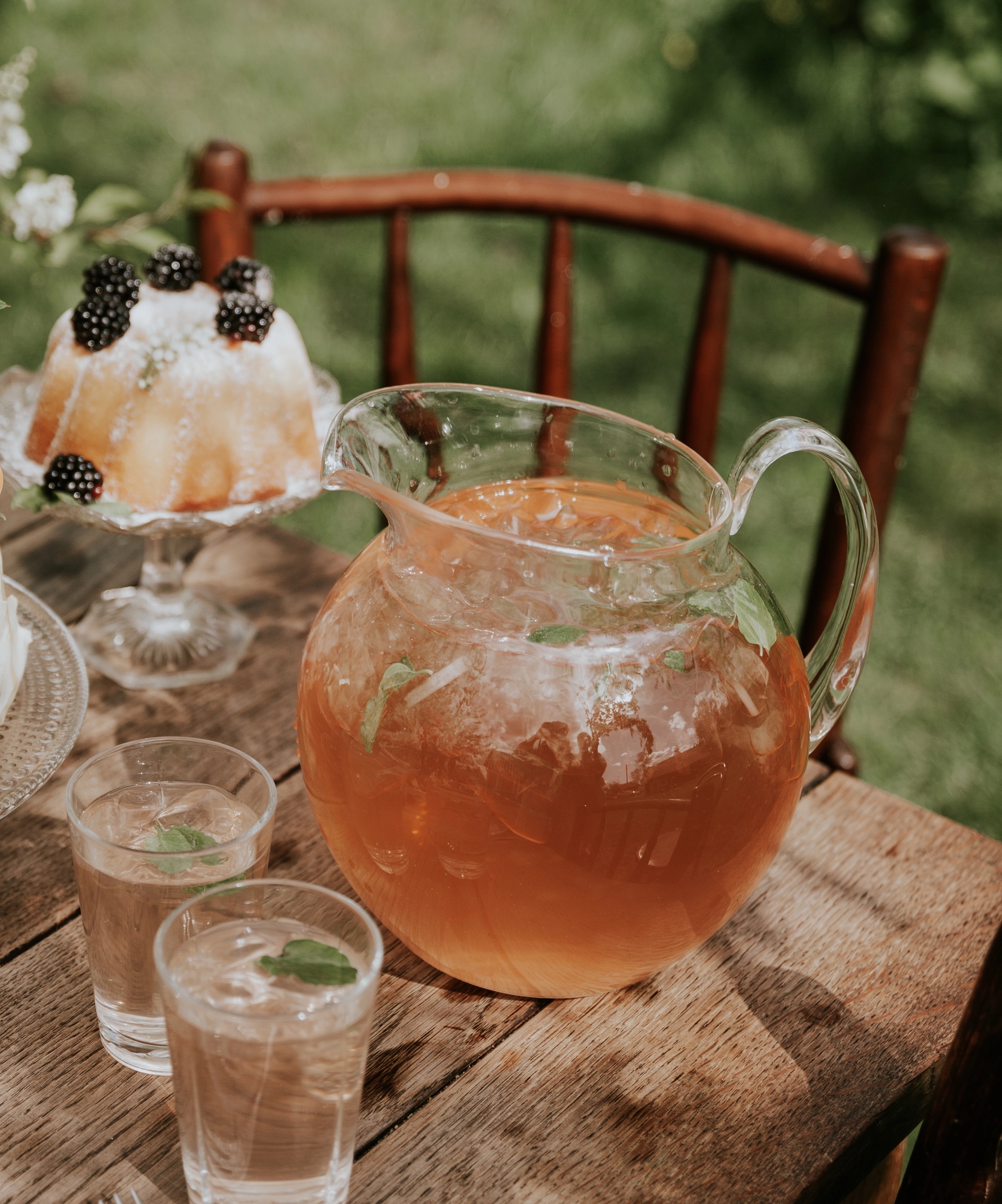 Karahvi ja juomalasit täynnä mehua