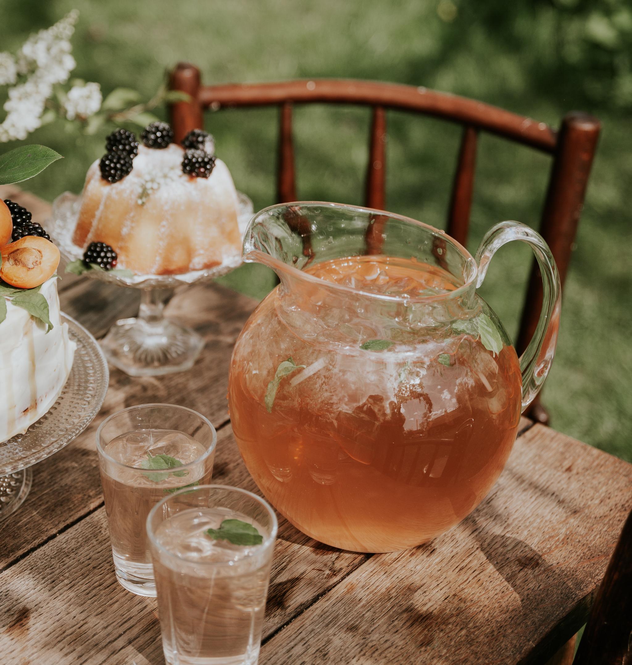 Karahvi ja juomalasit täynnä mehua